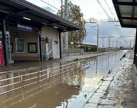 I binari allagati alla stazione di Montale Agliana