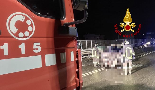 I soccorsi sul luogo dell'incidente - foto Vigli del Fuoco