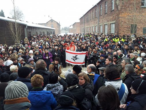 Gli studenti del Treno della Memoria con il labaro della Regione Toscana 